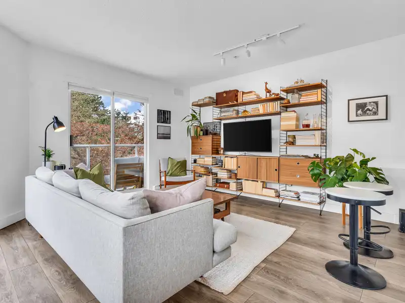 211 889 W 7TH AVENUE - photo 1 of 26