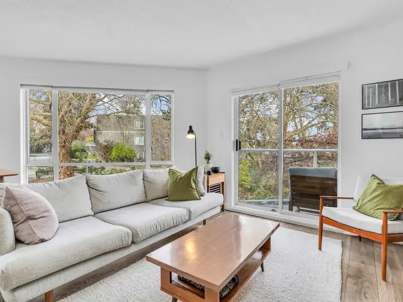 211 889 W 7TH AVENUE - photo 4 of 26