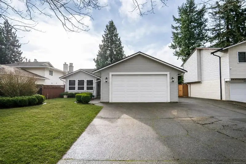 13032 61 AVENUE - photo 1 of 13