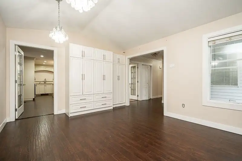 13032 61 AVENUE - photo 2 of 13