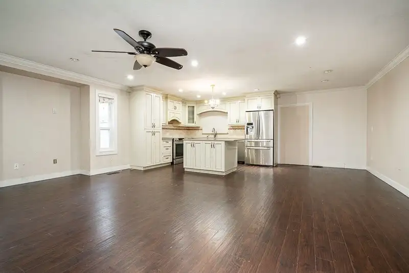 13032 61 AVENUE - photo 3 of 13