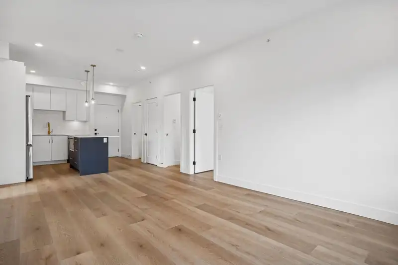 205 20286 72B AVENUE - photo 2 of 21