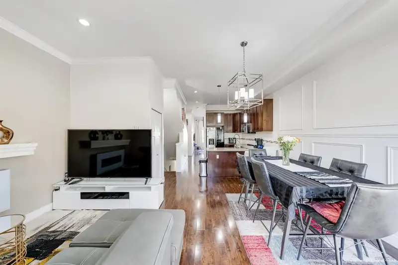 65 6945 185 STREET - photo 1 of 31