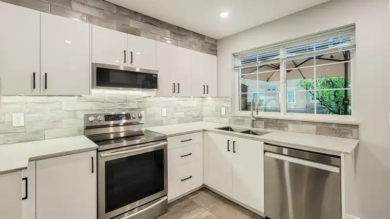 17 1561 BOOTH AVENUE - photo 2 of 36