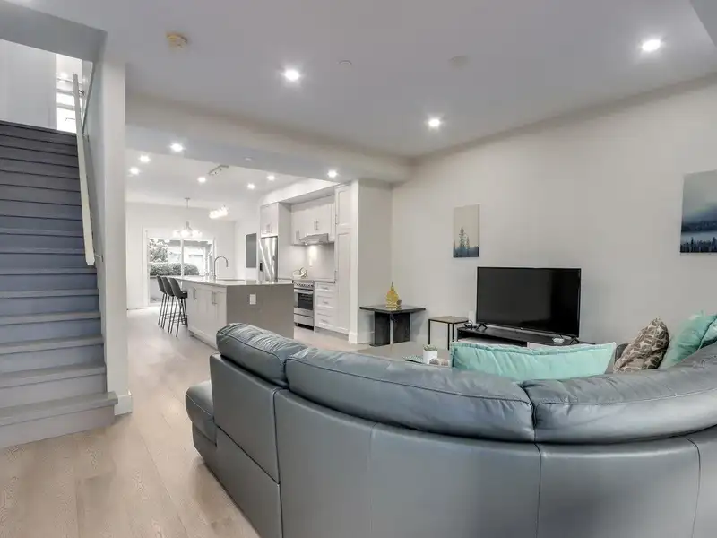 3 115 W QUEENS ROAD - photo 3 of 23
