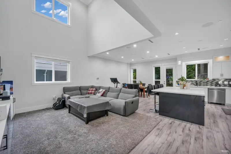 1831 SUFFOLK AVENUE - photo 4 of 36