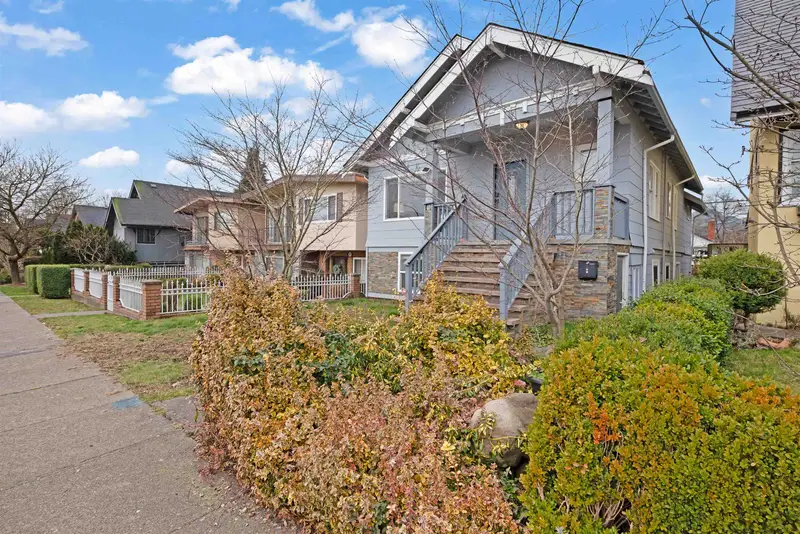 2675 DUNDAS STREET - photo 2 of 25