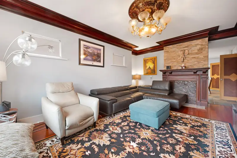 2675 DUNDAS STREET - photo 4 of 25