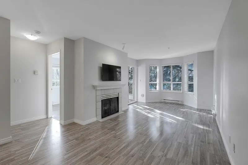 319 15268 105 AVENUE - photo 2 of 23