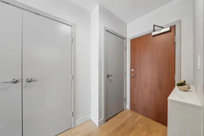 903 251 E 7TH AVENUE - photo 3 of 39