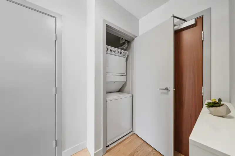 903 251 E 7TH AVENUE - photo 4 of 39