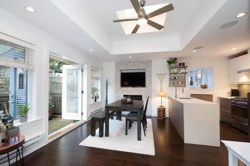 250 E 10TH STREET - photo 4 of 37