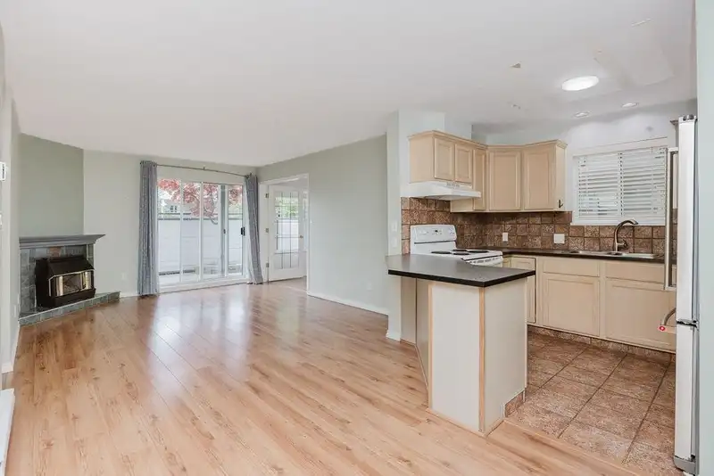 4 689 PARK ROAD - photo 1 of 14