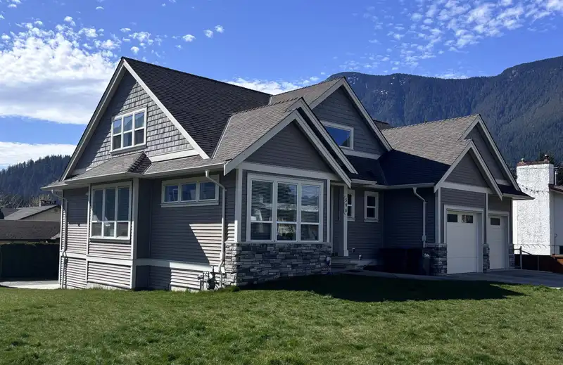 590 SKAGIT AVENUE - photo 1 of 40