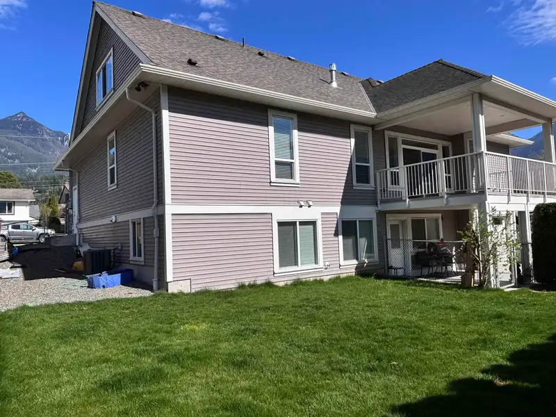590 SKAGIT AVENUE - photo 2 of 40