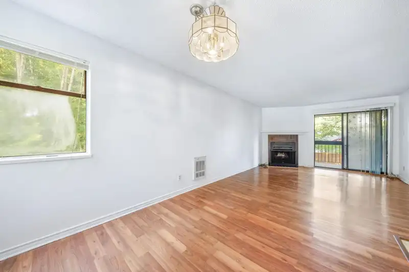 205 10560 154 STREET - photo 3 of 19