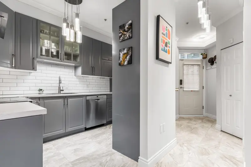 204 815 FIRST STREET - photo 2 of 25