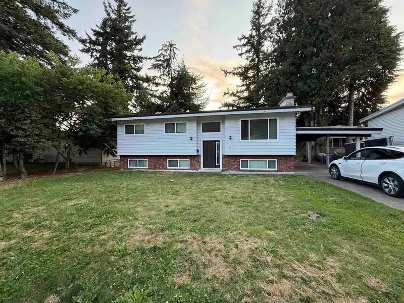 2083 LYNDEN STREET - photo 2 of 20