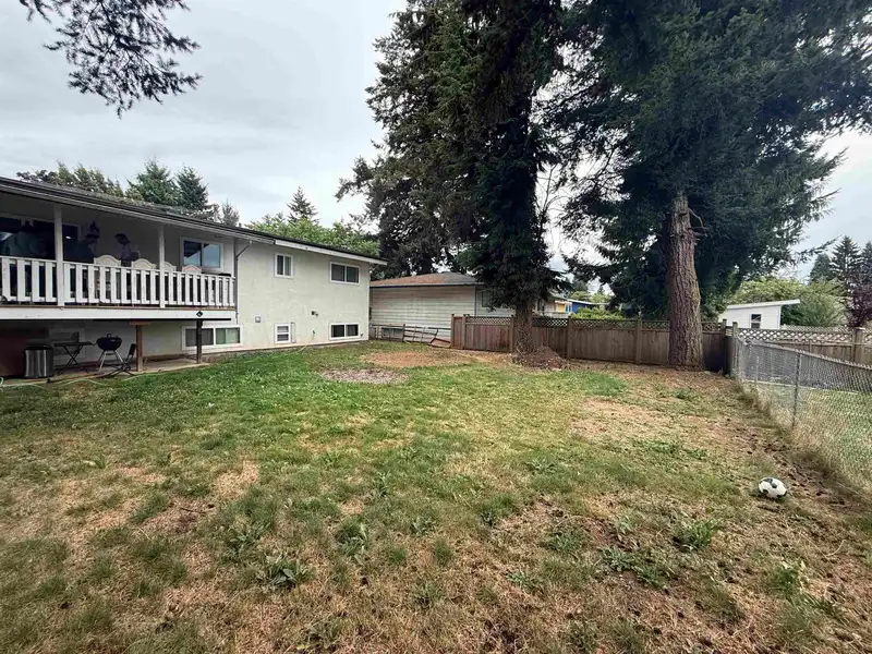 2083 LYNDEN STREET - photo 3 of 20