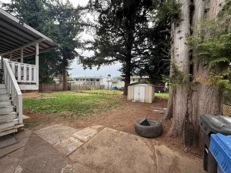 2083 LYNDEN STREET - photo 4 of 20