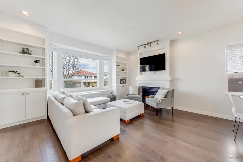 2648 E 19TH AVENUE - photo 4 of 40