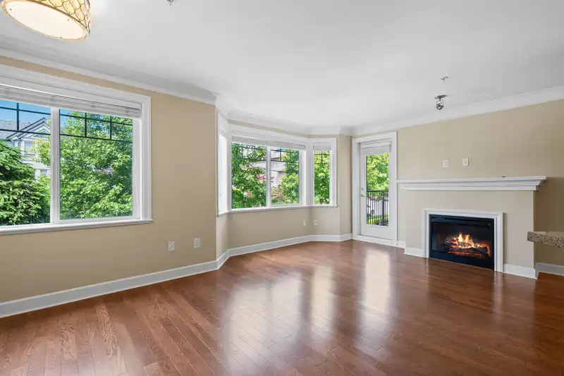 207 15357 ROPER AVENUE - photo 2 of 28