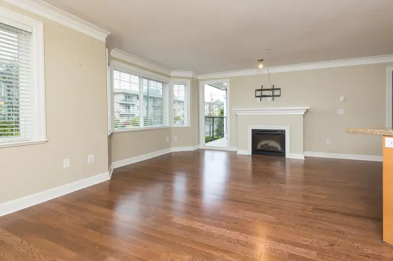 207 15357 ROPER AVENUE - photo 3 of 28