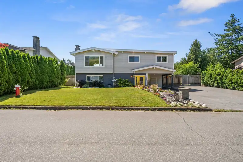 22580 HINCH CRESCENT - photo 1 of 35