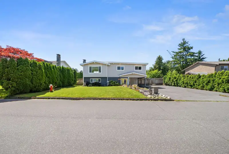 22580 HINCH CRESCENT - photo 2 of 35