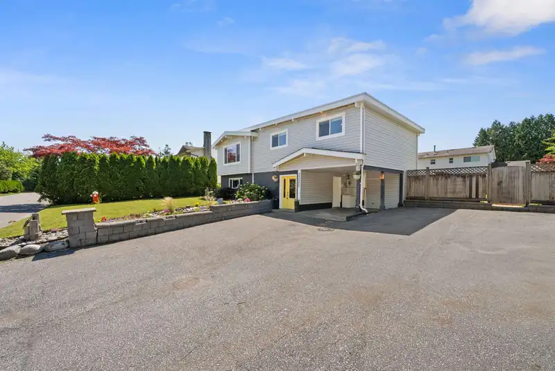 22580 HINCH CRESCENT - photo 4 of 35