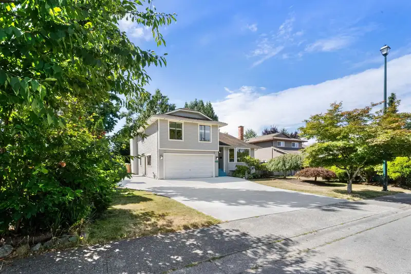 14202 18A AVENUE - photo 4 of 33