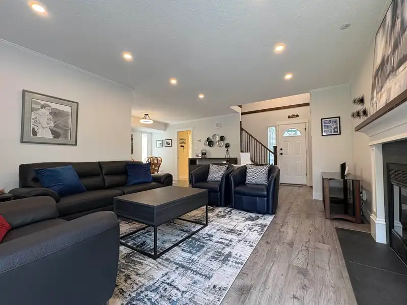 15522 87A AVENUE - photo 4 of 39