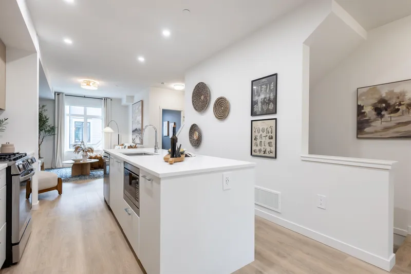 186 6951 204 STREET - photo 2 of 13