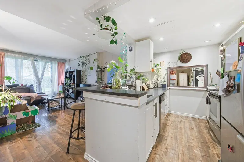 101 828 AGNES STREET - photo 4 of 23