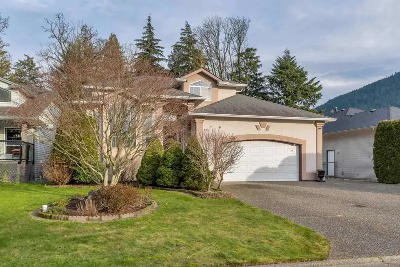 223 BALSAM AVENUE - photo 2 of 40