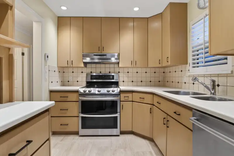 4 3301 W 16TH AVENUE - photo 3 of 28