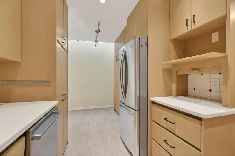 4 3301 W 16TH AVENUE - photo 4 of 28