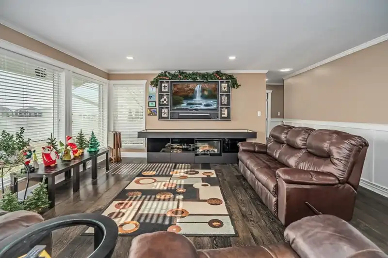 34900 ORION PLACE - photo 2 of 39