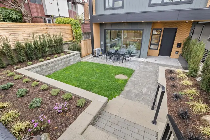 1 727 E 31ST AVENUE - photo 3 of 35