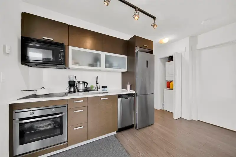 1509 13380 108 AVENUE - photo 2 of 12