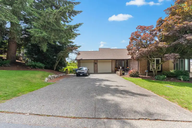 2641 ZURICH DRIVE - photo 2 of 40
