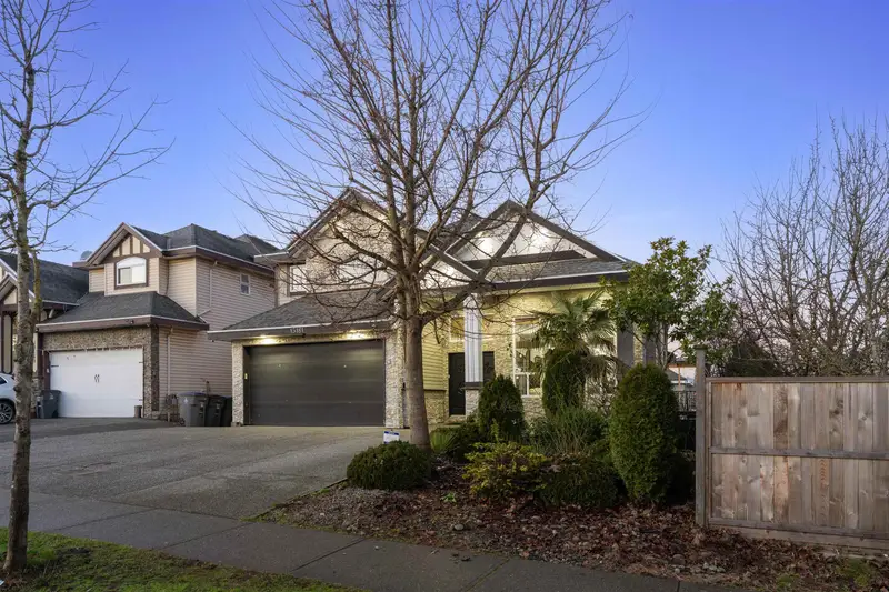 15181 68A AVENUE - photo 2 of 25