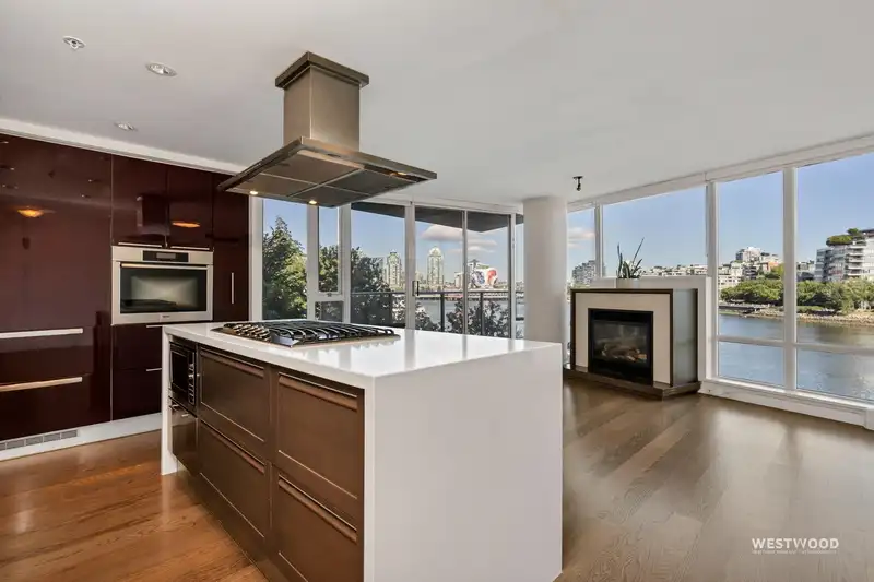 501 8 SMITHE MEWS - photo 2 of 37