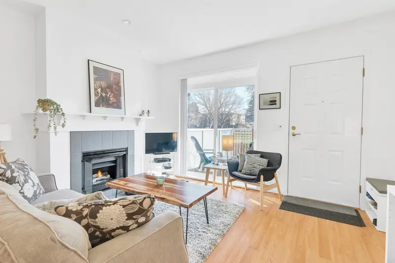 56 2422 HAWTHORNE AVENUE - photo 4 of 24