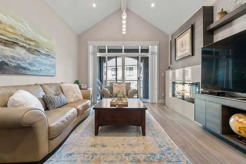74 15677 28 AVENUE - photo 3 of 35