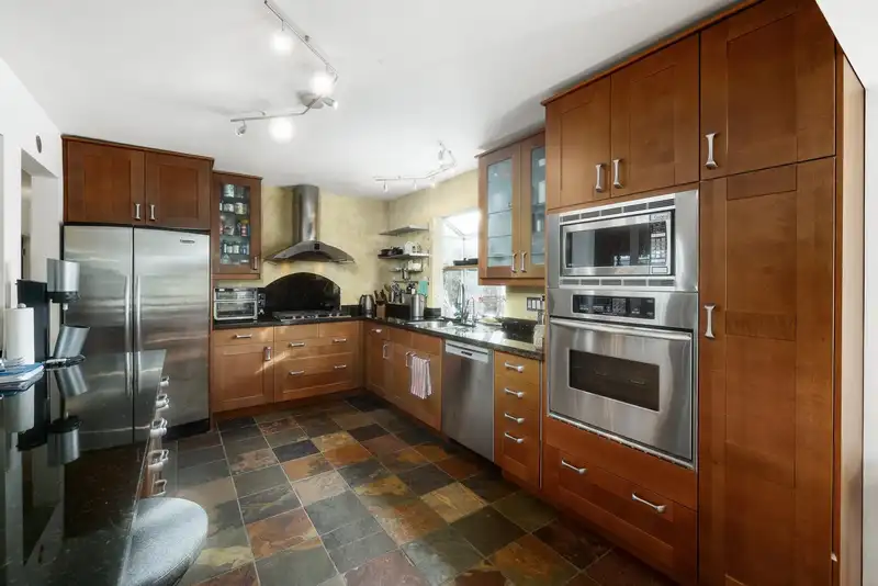 2041 TOMPKINS CRESCENT - photo 1 of 37