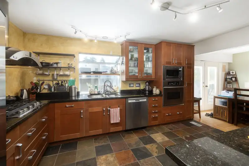 2041 TOMPKINS CRESCENT - photo 3 of 37