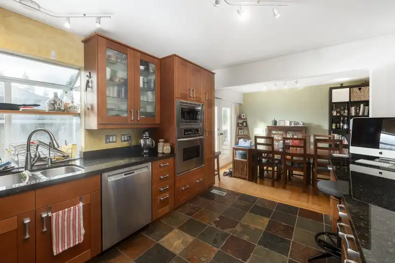 2041 TOMPKINS CRESCENT - photo 4 of 37