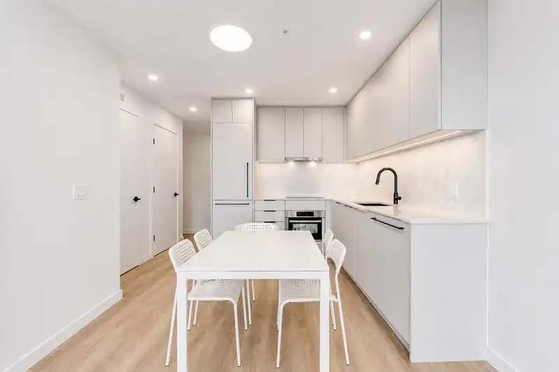 2207 13685 102 AVENUE - photo 3 of 27