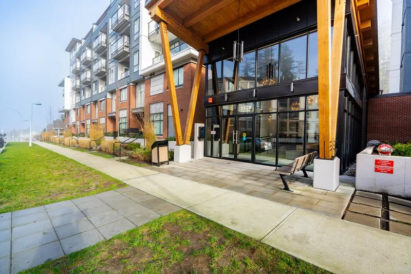 208 3528 146A STREET - photo 3 of 25